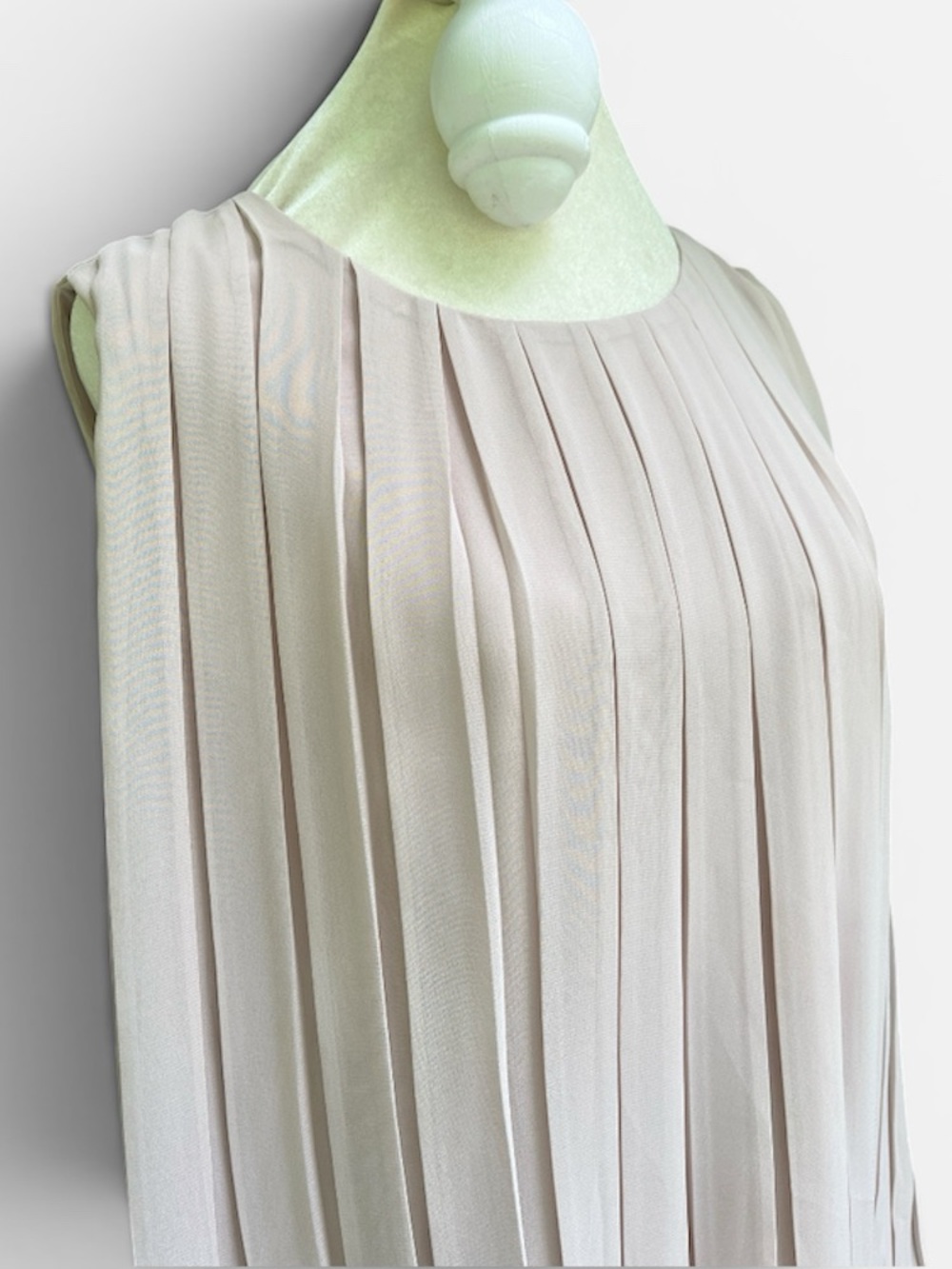 Calvin Klein Sleeveless Pleated Bubble-Hem Blouse in Tan Size Large - Picture 8 of 13